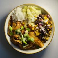 Biang Biang z sojowym mięskiem i kukurydzą